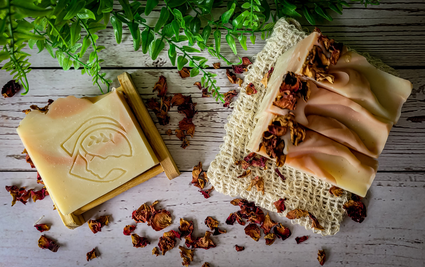 Rosehip, coconut milk and rose clay soap/ Jabón Rosa Mosqueta, Arcilla Rosada y Leche de Coco-Natural, suave y perfecto para piel sensible.