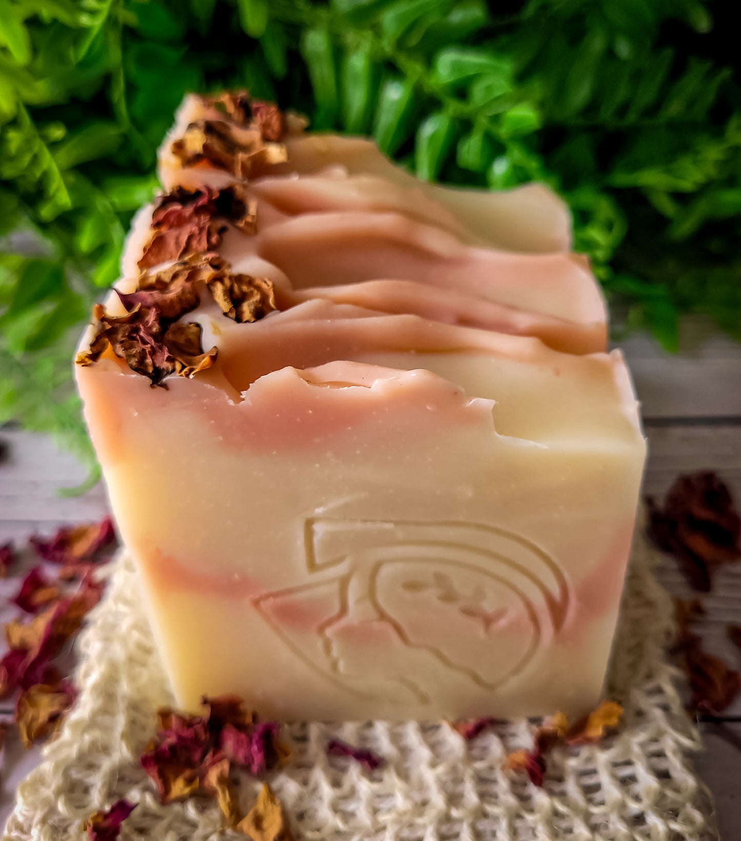 Rosehip, coconut milk and rose clay soap/ Jabón Rosa Mosqueta, Arcilla Rosada y Leche de Coco-Natural, suave y perfecto para piel sensible.