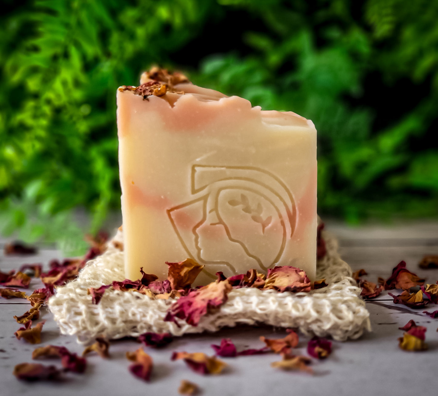 Rosehip, coconut milk and rose clay soap/ Jabón Rosa Mosqueta, Arcilla Rosada y Leche de Coco-Natural, suave y perfecto para piel sensible.