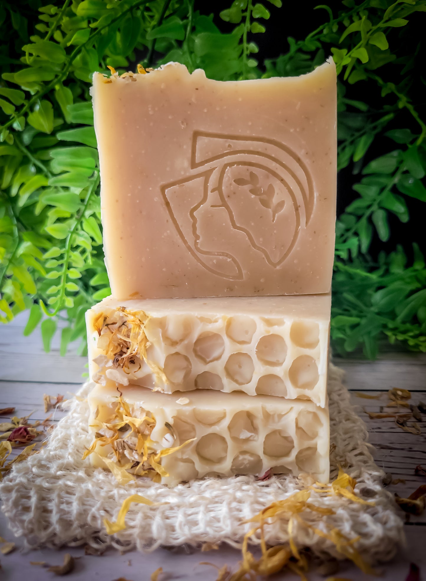 Jabón Artesanal Natural con Caléndula, Manzanilla, Cera de Abeja y Avena – Ideal para Piel Sensible y Seca