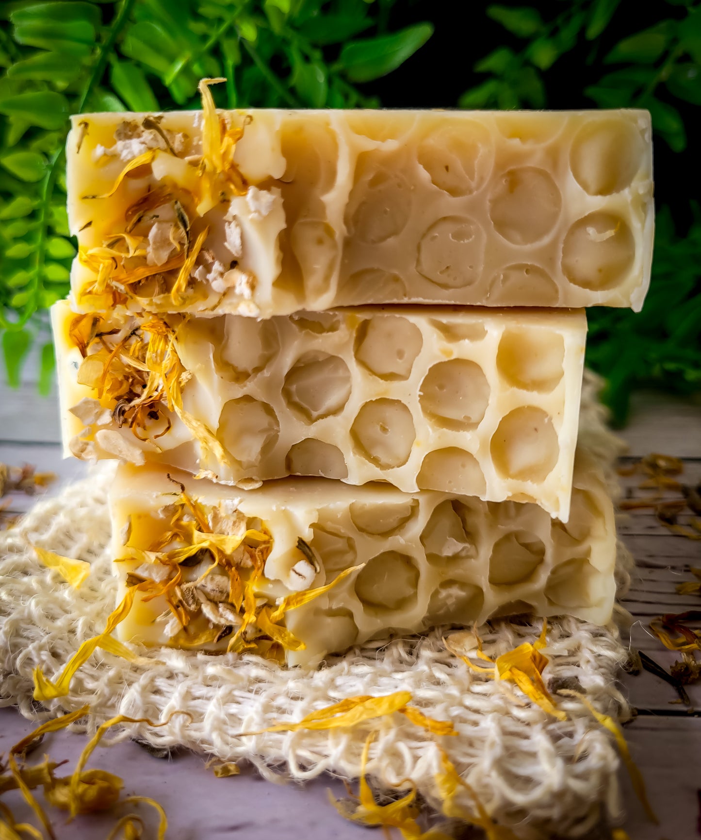 Jabón Artesanal Natural con Caléndula, Manzanilla, Cera de Abeja y Avena – Ideal para Piel Sensible y Seca