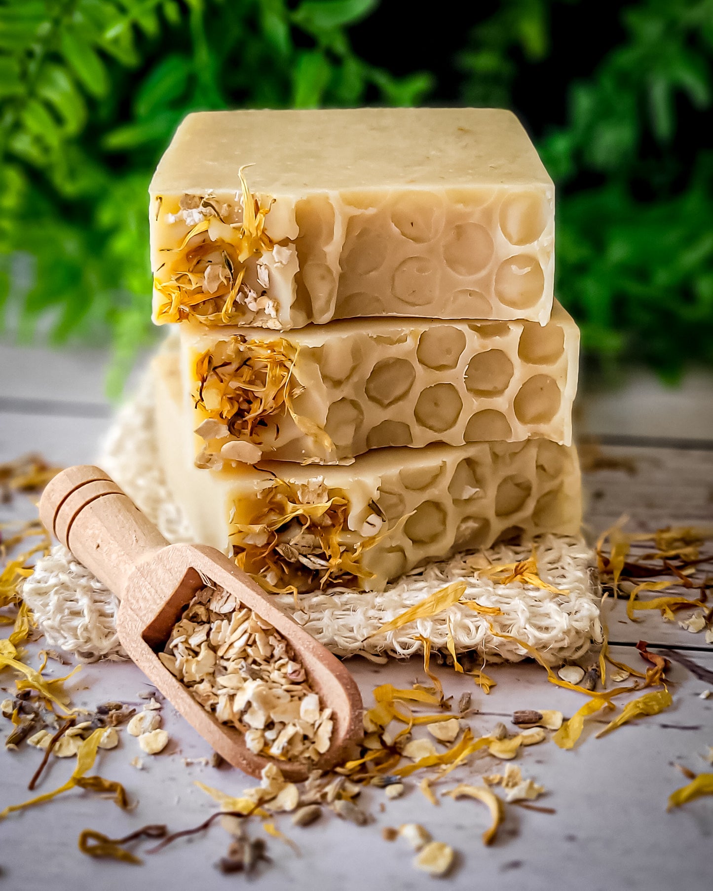 Jabón Artesanal Natural con Caléndula, Manzanilla, Cera de Abeja y Avena – Ideal para Piel Sensible y Seca