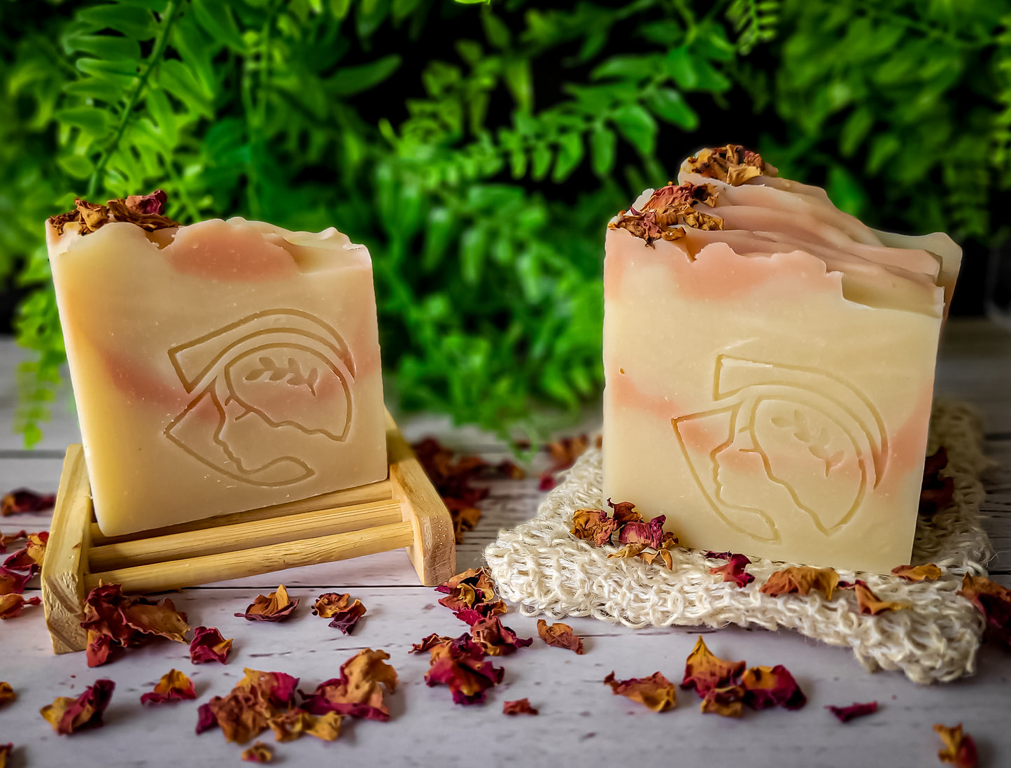 Rosehip, coconut milk and rose clay soap/ Jabón Rosa Mosqueta, Arcilla Rosada y Leche de Coco-Natural, suave y perfecto para piel sensible.
