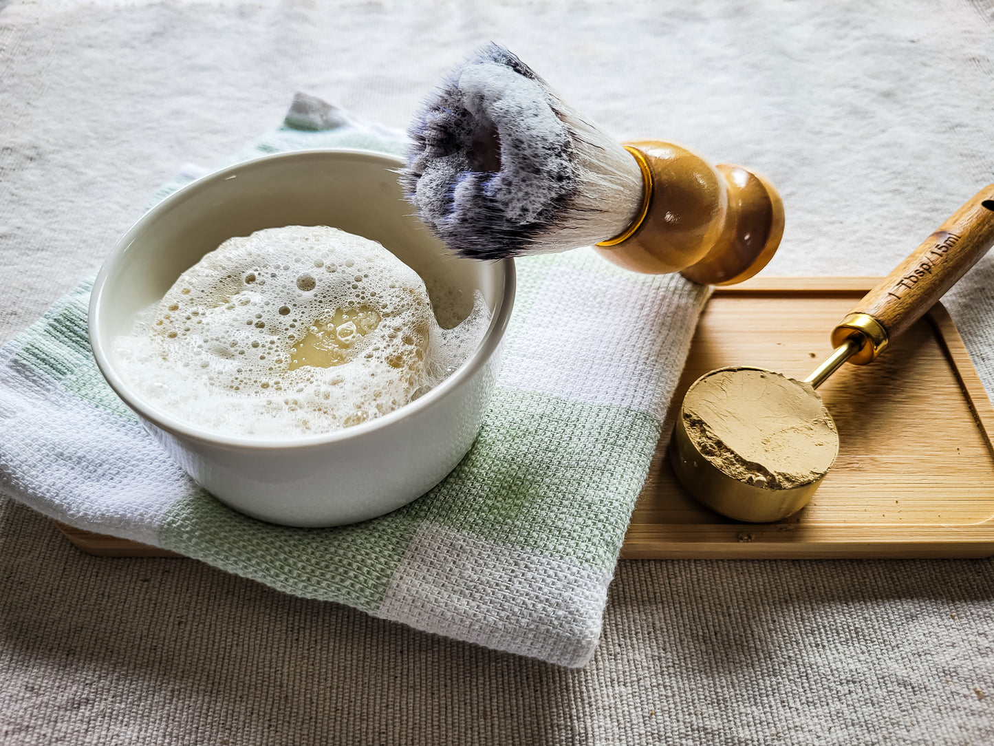 Jabón de Afeitar Natural Unisex – Shea Butter, Aloe Vera, Arcilla Bentonita y Aceite de Cáñamo